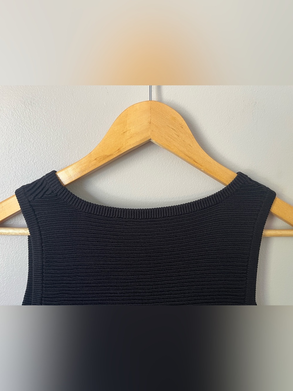 Women’s Aritzia Babaton Alrik Kit Sleeveless Tank Top Black - Picture 5 of 8